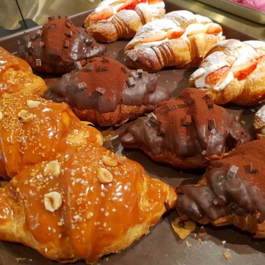 Çikolatalı lezzetli ve sağlıklı kruvasanlar.