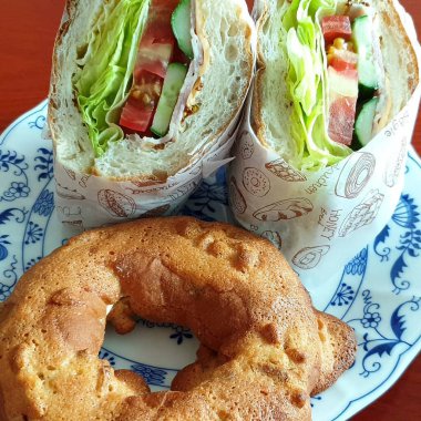 Etli ve peynirli sandviç.