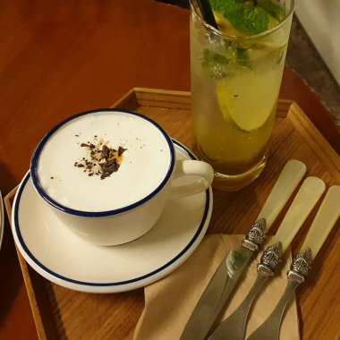 Bir fincan çayı bir kaşık ve bir kaşık limonla kapat.