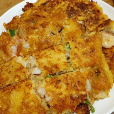 Peynirli ve otlu sahanda yumurta