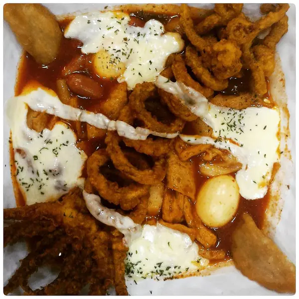 Patates ve baharatlı kızarmış balık.