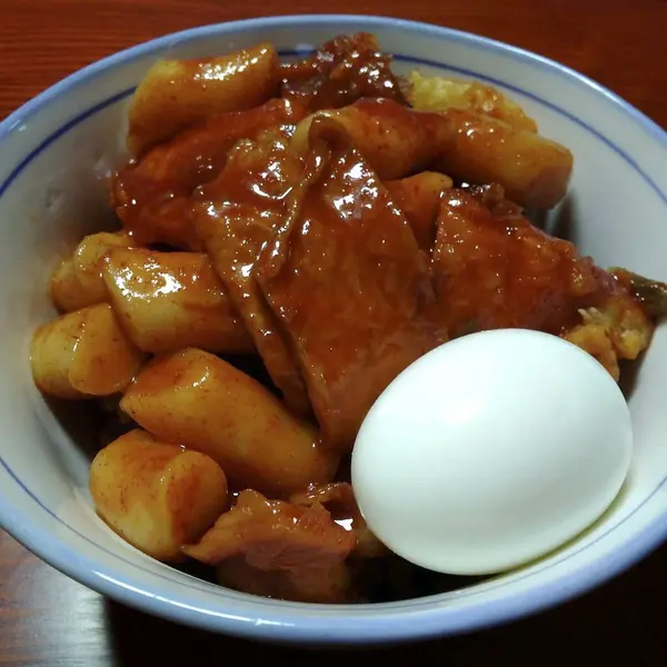 Sebze ve soslu kızarmış tavuk.