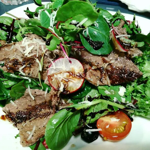 Sebze ve baharatlı ızgara biftek.