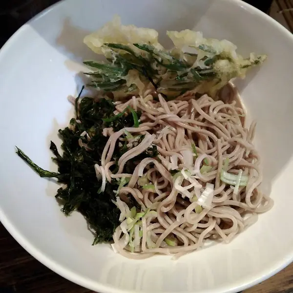 Sebzeli Japon eriştesi, bitki ve susamlı.