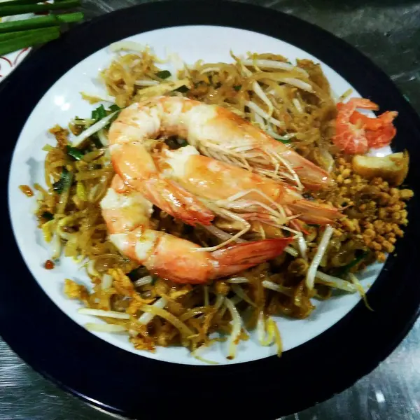 Tayland yemeği, karidesli kızarmış erişte.