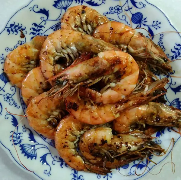 bir tabak ızgara karides