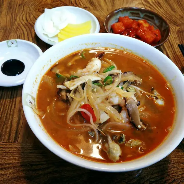 Lezzetli Asya yemeklerinin yakın görüntüsü