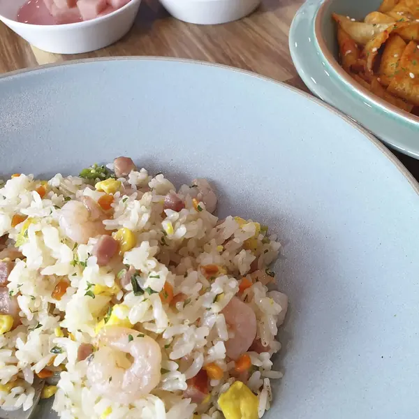 Kızarmış pirinç ve sebzeli domuz eti.