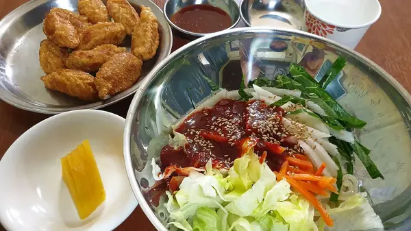 Lezzetli Asya yemeklerinin yakın görüntüsü