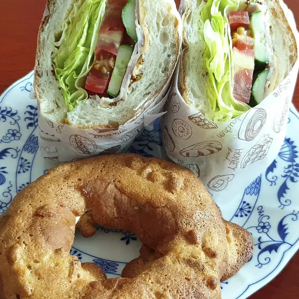 Etli ve peynirli sandviç.