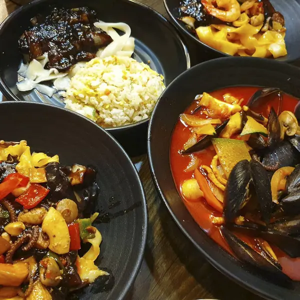 Lezzetli Asya yemeklerinin yakın görüntüsü