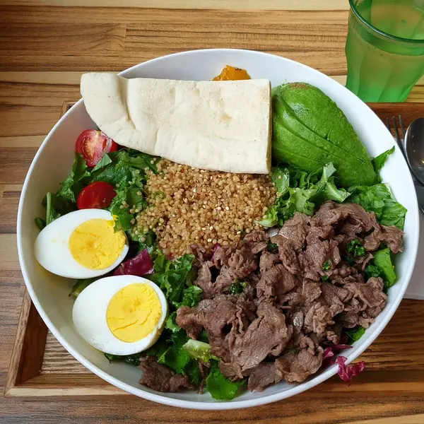 Plaka üzerinde lezzetli taze salata.