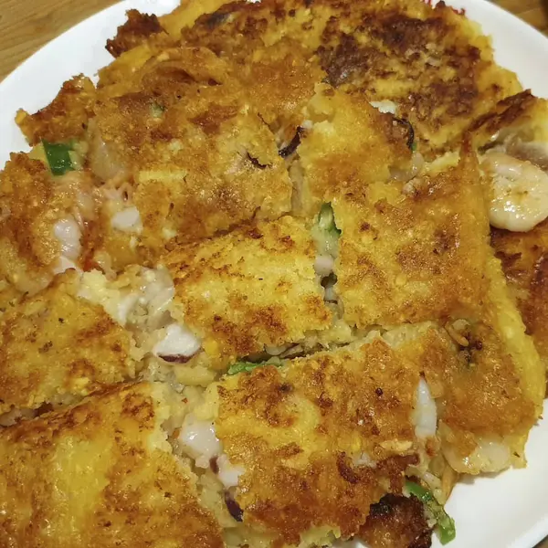 Peynirli ve otlu sahanda yumurta