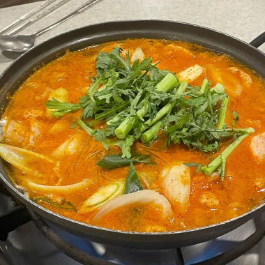 Bir Çin mutfağının fotoğrafı.