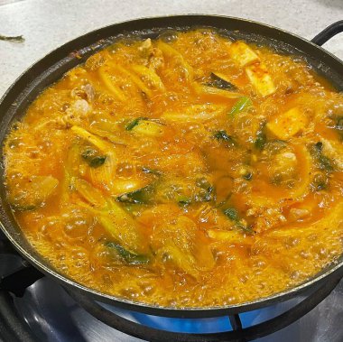 Tavuklu ve sebzeli kızarmış pilav.