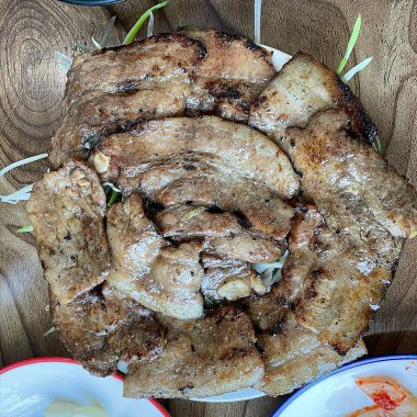 Sos ve baharatlı ızgara tavuk kaburgası.