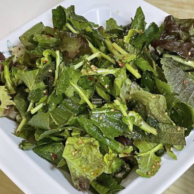 Taze sebzeli ve otlu salata