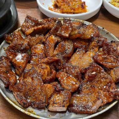 Sebze ve soslu kızarmış et.