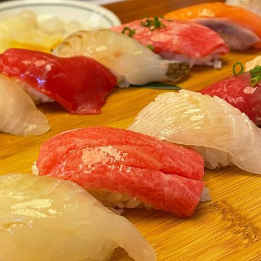 Somon, balık, karides ve ton balıklı taze suşi.