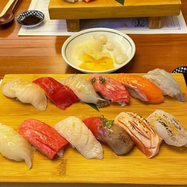 Somon ve balıklı suşi.