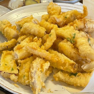 Markette kızarmış balık.