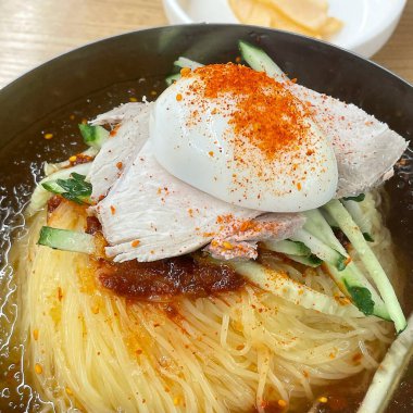 Yumurta ve sebzeli kızarmış tavuk.