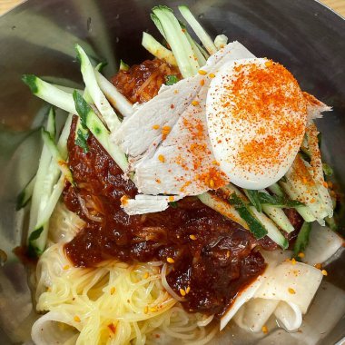 Tavuk ve baharatlı Kore eriştesi.