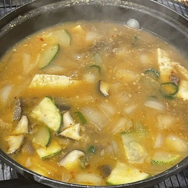 Kızarmış tavuğu sebze ve baharatla karıştır.