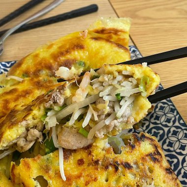 Sebze ve soslu kızarmış tavuk.