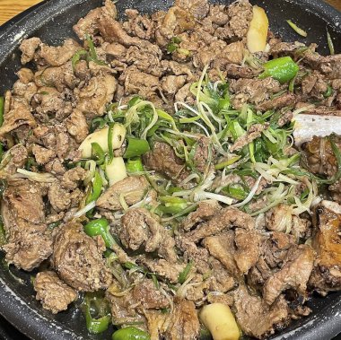 Sebzeli ve soslu kızarmış biftek.