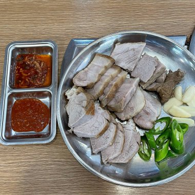 Sebzeli ve soslu domuz kaburgası