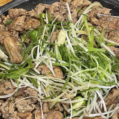 Sebzeli ve baharatlı kızarmış tavuk.