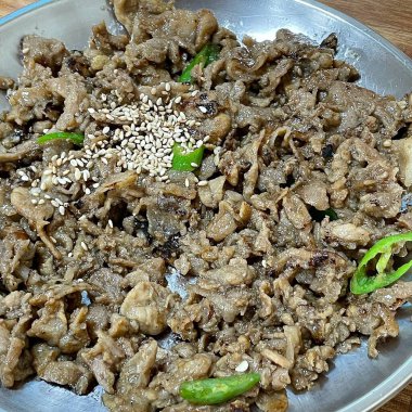 Sebze ve baharatla kızartılmış biftek.