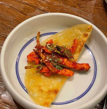 Sebzeli ve baharatlı kızarmış tavuk.