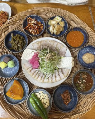 Masada Kore yemeği ve tabakları