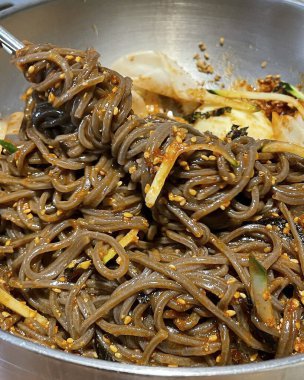 Kore usulü yemek, siyah beyaz erişte.