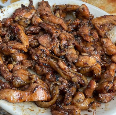 Baharatlı ve sebzeli kızarmış tavuk kanadı.