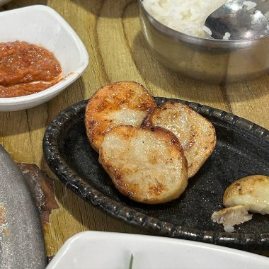 Baharatlı ve otlu ızgara et.