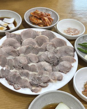 Çiğ sığır etinin mutfak fotoğrafı.