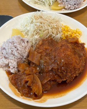 Japon mutfağı. arka planda kızarmış pilav