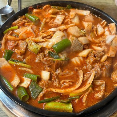 Tavada sebzeli baharatlı tavuk.