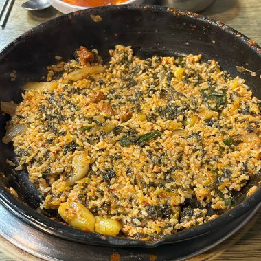 Karıştırılmış yumurta ve kızarmış pirinç.