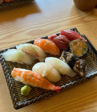 Japon yemeği, suşi ve sashimi.