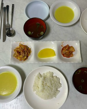 Asya yemeği, pilav, balık çorbası, pilav, balık, pilav, tavuk, tavuk, tavuk, balık, kızarmış, pilav,