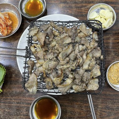 Tavada sebzeli kızarmış tavuk