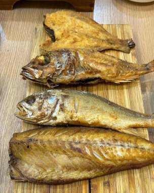 Markette kızarmış uskumru.