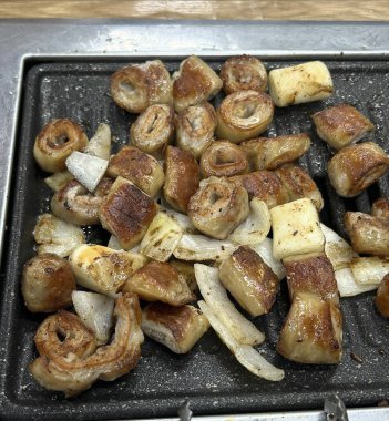 Baharatlı ve otlu domuz pirzolası.