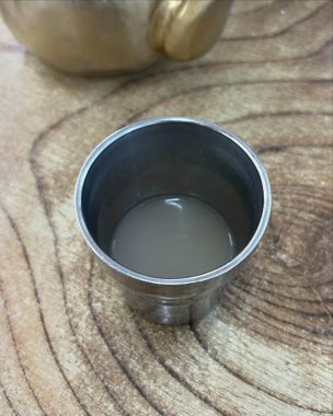 Tahta bir masada kaşıkla bir bardak kahveyi kapat..