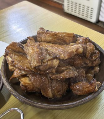Sarımsaklı ve baharatlı kızarmış domuz eti.