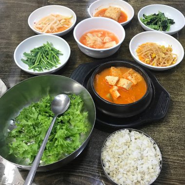 Lezzetli Asya yemeklerinin yakın görüntüsü